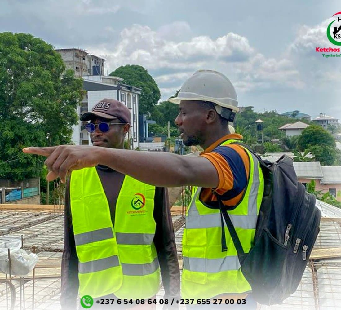 Équipe et artisans de Ketchos Services SARL sur chantier de construction au Cameroun