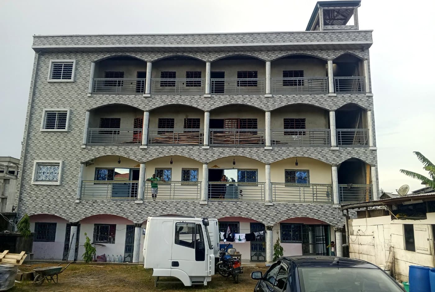 Immeuble résidentiel R+4 — Construction à Douala réalisé par Ketchos Services SARL