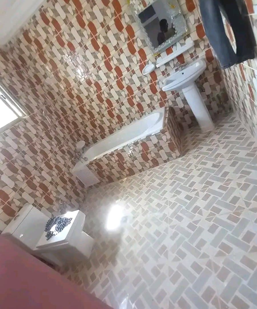 Carrelage & sanitaires — Finitions à Douala réalisé par Ketchos Services SARL