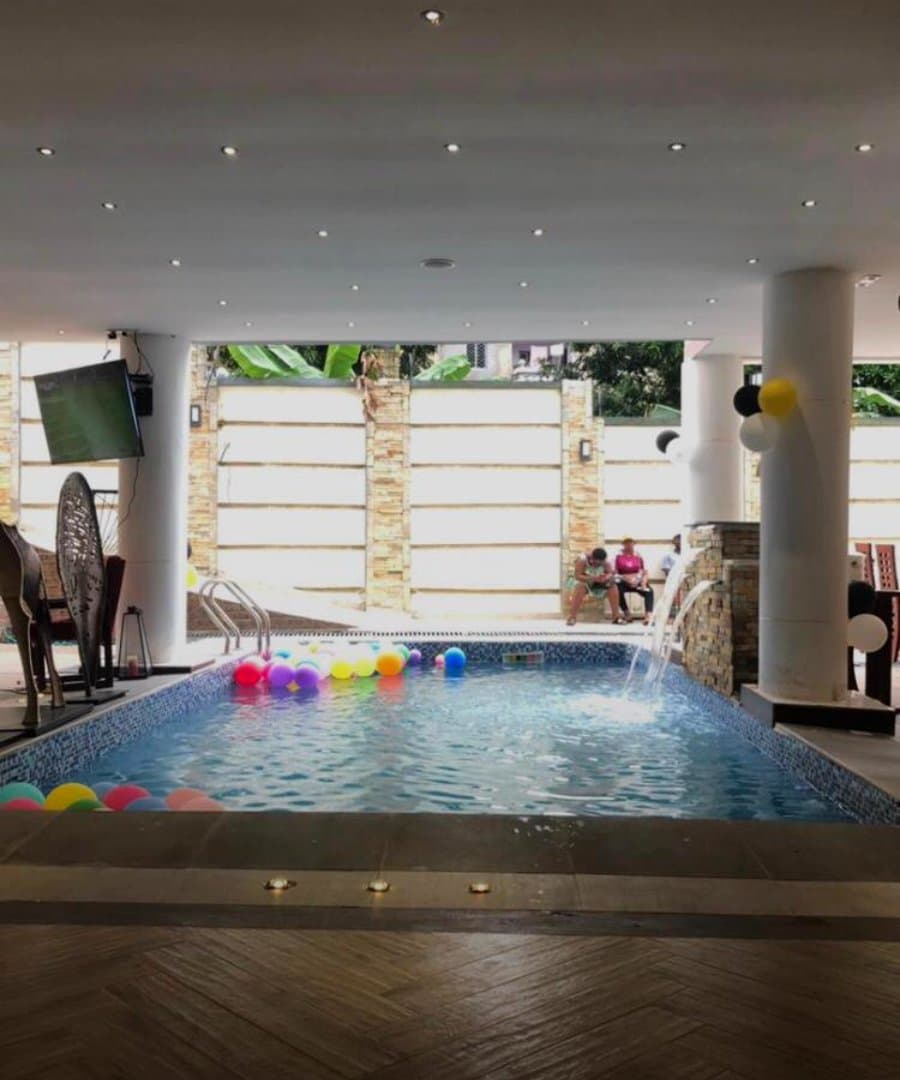 Piscine couverte & lounge — Piscine à Douala réalisé par Ketchos Services SARL